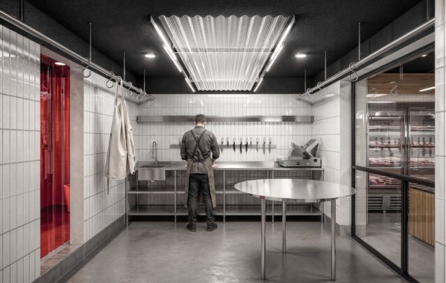 CARNICERÍA AM
Ciudad satélite, Maipú
en construcción

Proyecto de habilitación comercial para transformar el primer piso de una vivienda en una carnicería. Como estrategia principal, se libera al máximo la planta del primer nivel, generando un espacio fluido y despejado donde la sala de despiece se enmarca como núcleo operativo y visual del proyecto.