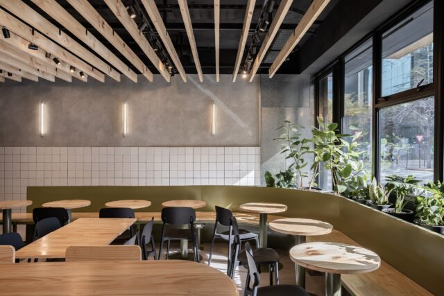 NORAI CAFÉ CLUB
Fidel Oteiza 1913 — Providencia
@norai.cl 

Norai es una cafetería y obrador concebidos para acercar el proceso de elaboración a quienes visitan el espacio. El proyecto se organiza en torno a una barra principal que articula la atención y la experiencia, mientras una gran vitrina en el acceso permite observar el trabajo del obrador como parte del recorrido. La materialidad, el mobiliario y la iluminación fueron diseñados para reflejar la identidad de la marca, creando un lugar donde el oficio y la pausa conviven naturalmente.

El desarrollo de la identidad de marca fue un proceso colaborativo junto a Rocio Aguilera @__kinstudio, integrando arquitectura, interiorismo y branding desde el origen del proyecto.

¿Tienes un proyecto en mente o quieres transformar una idea en un espacio? Escríbenos. Estaremos felices de ayudarte a materializarla!

Fotografías: Denise Heirman @denise.fotoarq